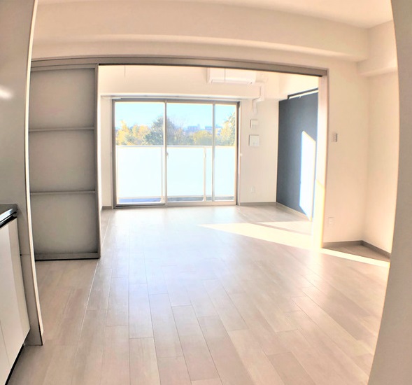 居室・リビング　清潔感のあるフローリングのお部屋です。