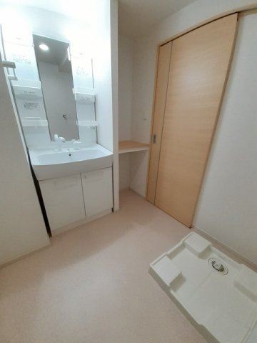 洗面設備　明るい洗面所です