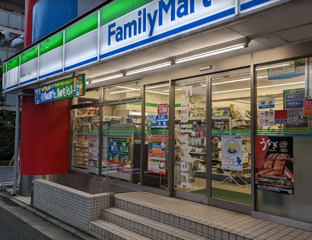 コンビニ　ファミリーマート新宿新小川町店（コンビニ）まで111m