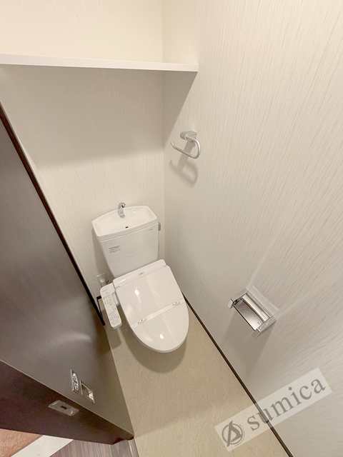 トイレ　人気アイテムの温水洗浄便座。清潔感のあるトイレです。
