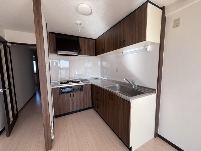 キッチン　コンパクトなキッチンスペース付き