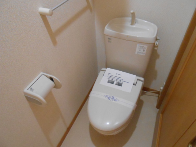 トイレ　暖房便座完備・小物収納棚有り