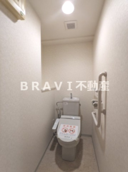トイレ　【フォレステージュ谷町】落ち着いた色調のトイレです