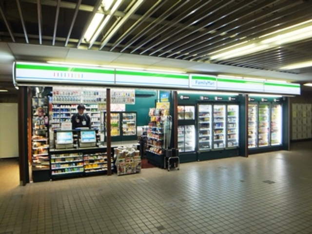 コンビニ　ファミリーマート住之江公園駅北店（コンビニ）まで218m