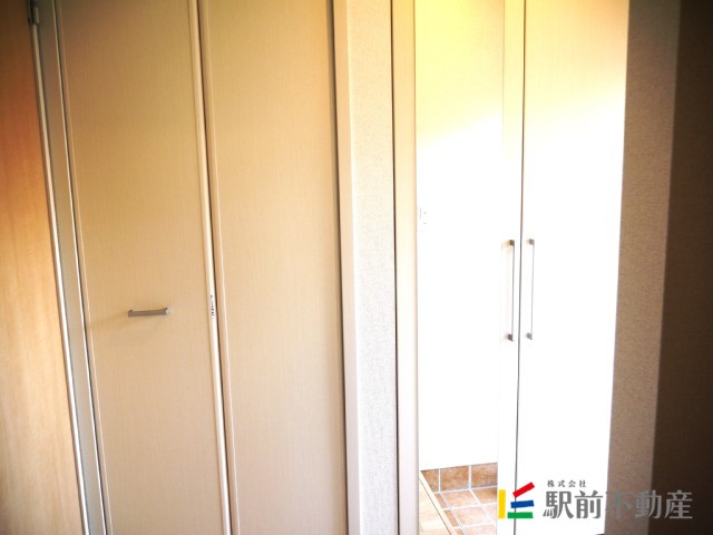 玄関　玄関にはうれしい姿見