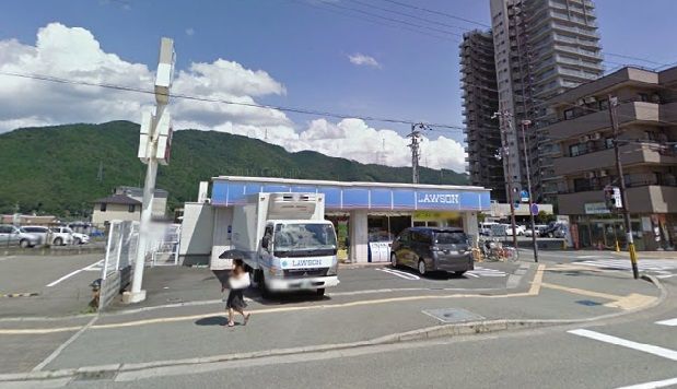 【亀岡市篠町見晴のアパートのコンビニ】