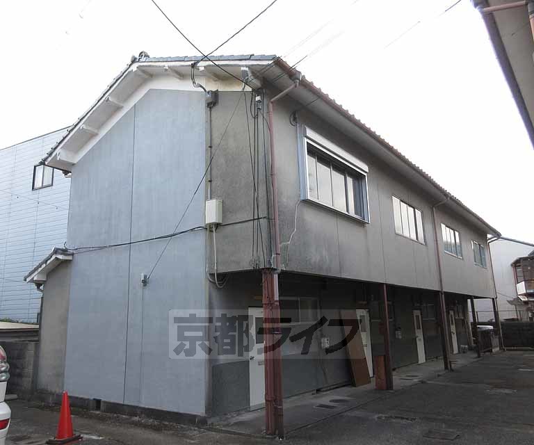 京都市山科区川田中畑町のアパートの建物外観