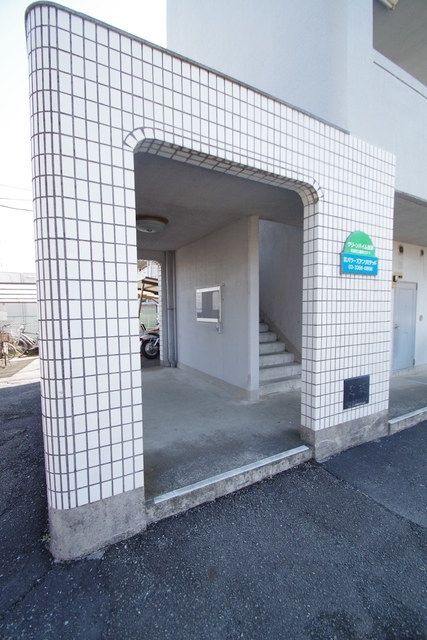 【町田市三輪町のマンションのエントランス】