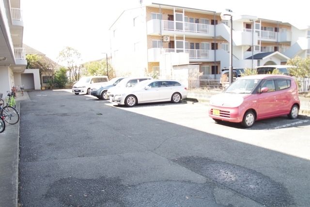 【町田市三輪町のマンションの駐車場】