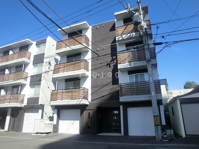 札幌市豊平区平岸三条のマンションの建物外観