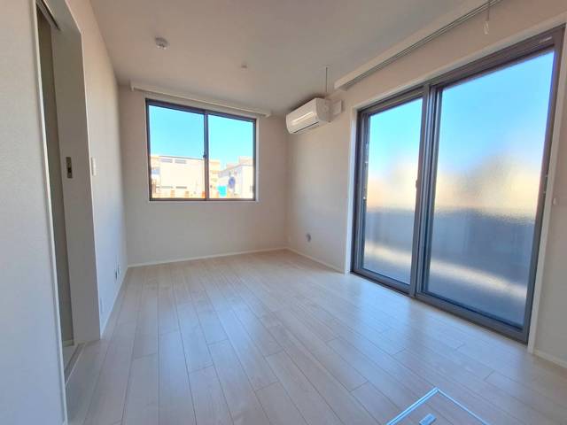 居室・リビング　２面採光のリビング１０．５帖