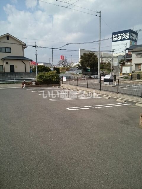 【岡山市東区南古都のアパートの駐車場】