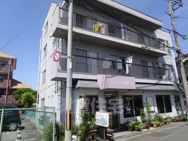 【茨木市総持寺駅前町のマンションの建物外観】