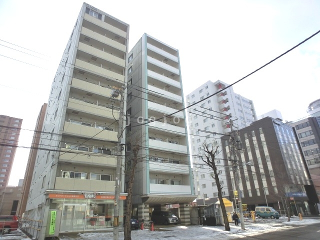 【札幌市中央区南二条西のマンションの建物外観】