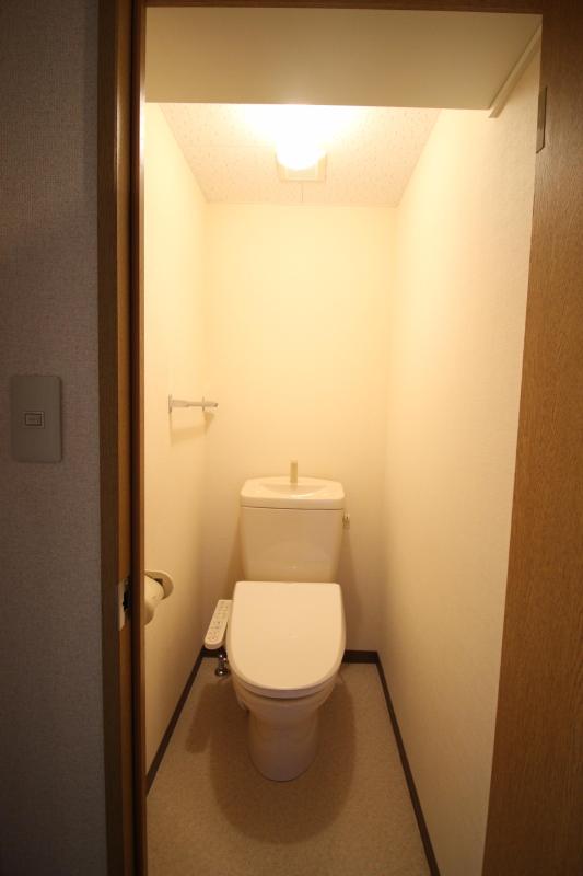 トイレ　温水洗浄便座付き