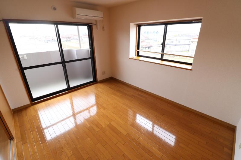 その他設備　6.8帖の洋室にエアコン付き