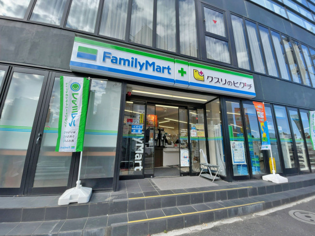コンビニ　ファミリーマート恵比寿ガーデンプレイス店（コンビニ）まで572m