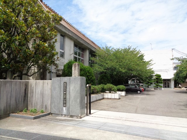 小学校　四国中央市立中之庄小学校（小学校）まで900m