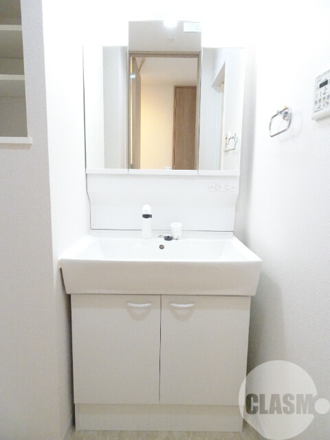 洗面設備　鏡を開くと収納があります♪