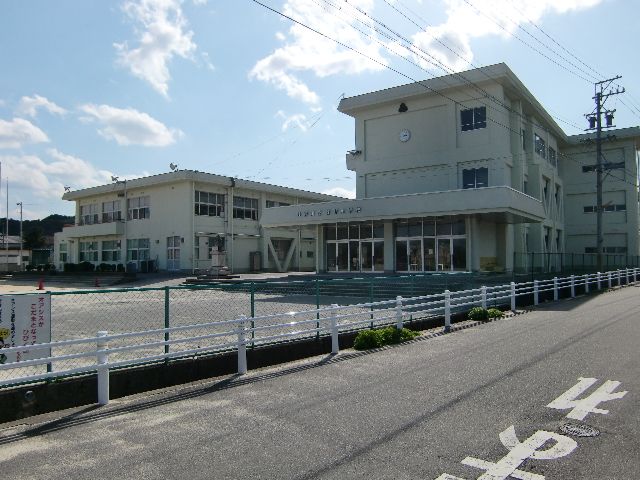 小学校　町立菰野小学校（小学校）まで850m