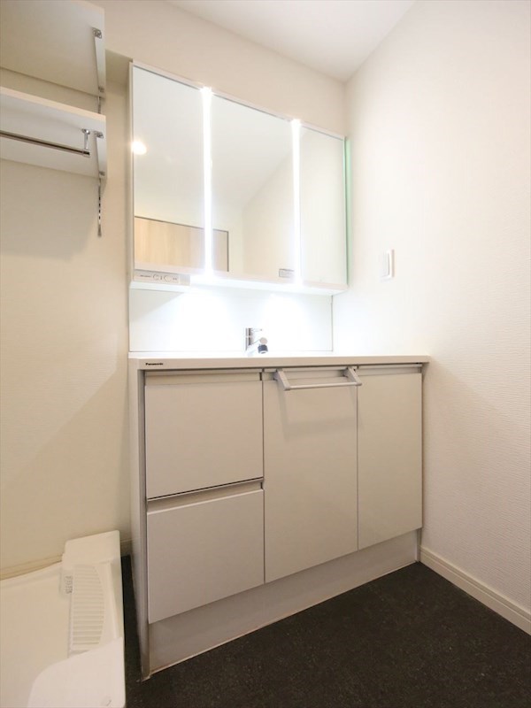洗面設備　脱衣所　独立洗面台（シャンプードレッサー付）収納スペース有