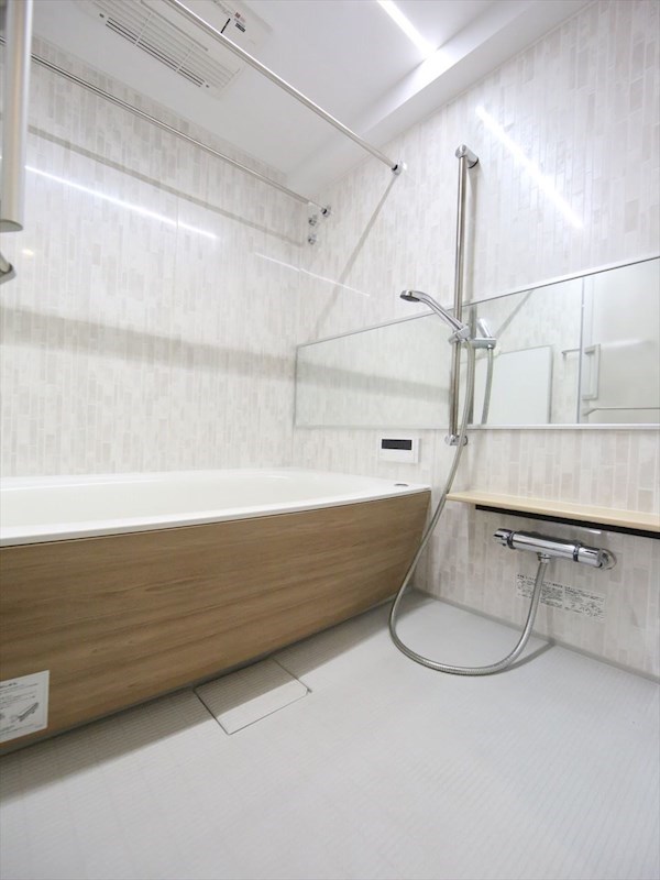 バス・シャワールーム　浴室暖房乾燥機付　追い焚き・オートバス機能付お風呂