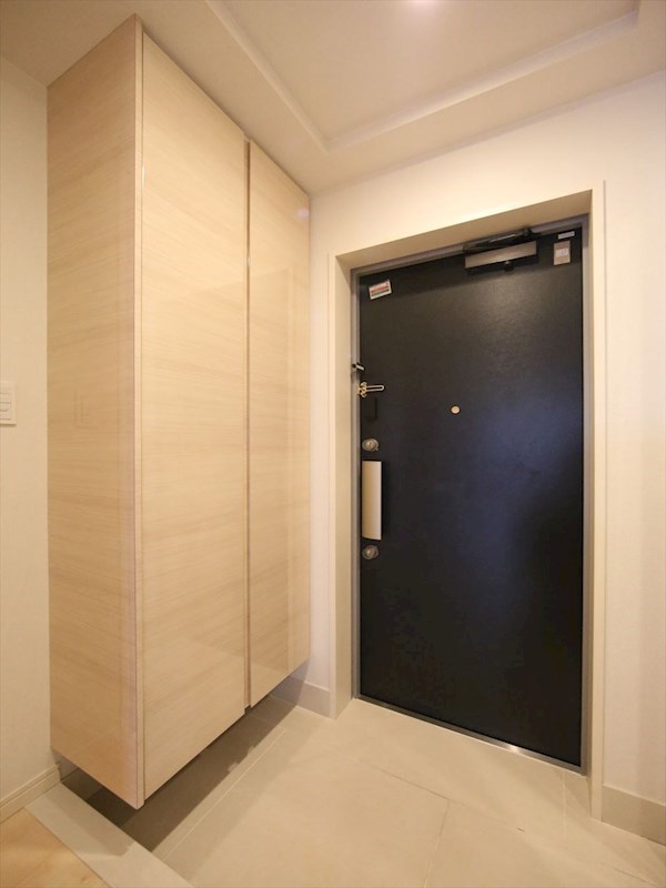 玄関　玄関　シューズクローク付（収納充実してます）