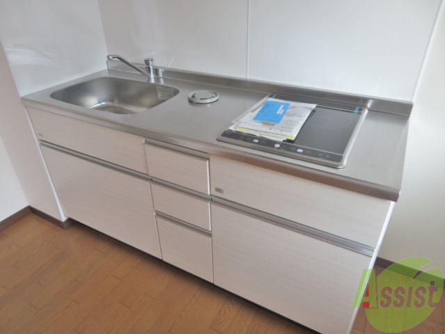 キッチン　ＩＨのシステムキッチン。お料理もお掃除も楽々ですね。