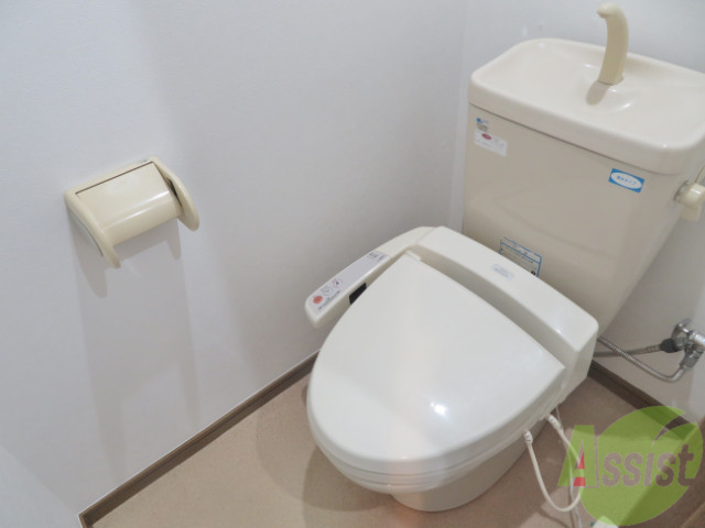 トイレ　温水洗浄便座はあって嬉しい設備の１つですね。