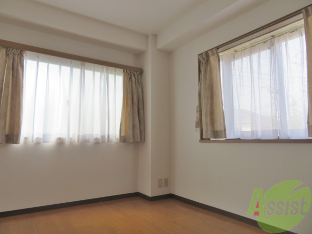 その他部屋・スペース　寝室には窓が２つ。毎朝、太陽光で起きれそうですね。