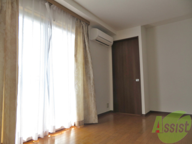 居室・リビング　１０．５帖のＬＤＫの一部です。明るく、綺麗なお部屋ですね。