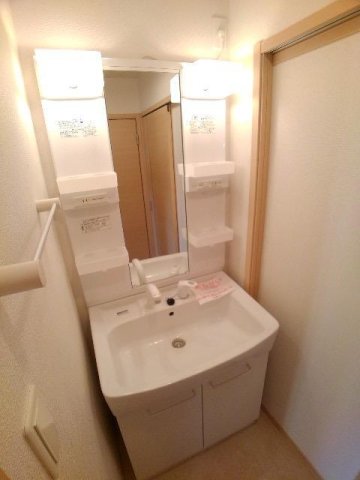 洗面設備　明るい洗面所です