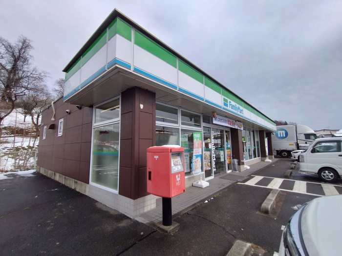 コンビニ　ファミリーマート（コンビニ）まで450m