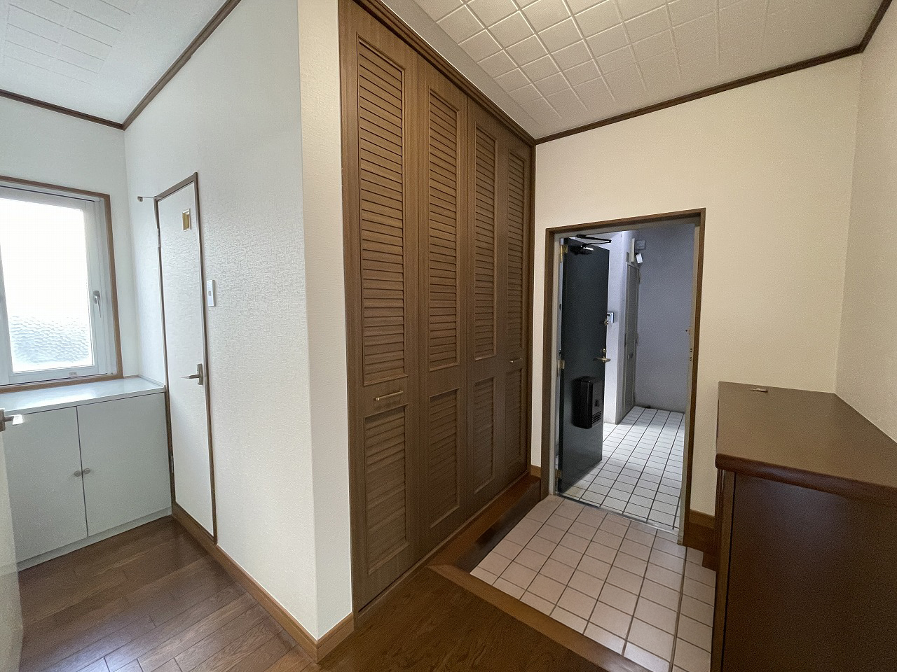 玄関　シューズボックスと収納がある玄関