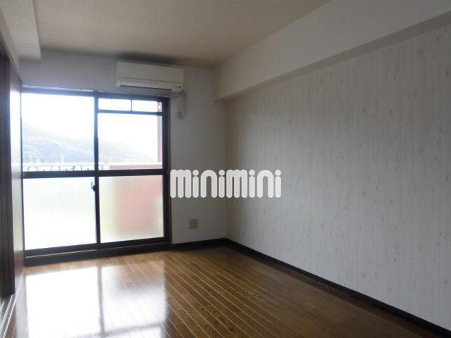 居室・リビング　エアコン付きのお部屋です