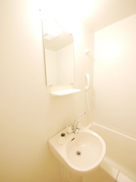 洗面設備　★忙しい時間に便利な鏡付き洗面台です★