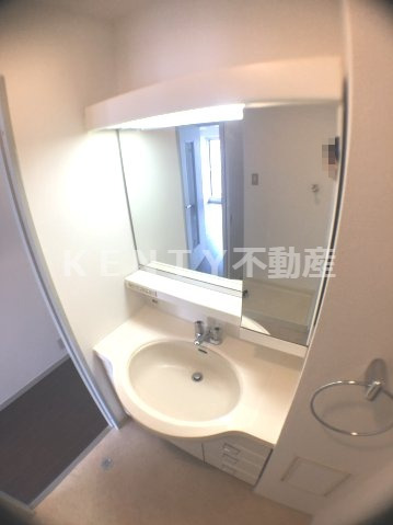 洗面設備　独立洗面台、朝の身支度には欠かせません