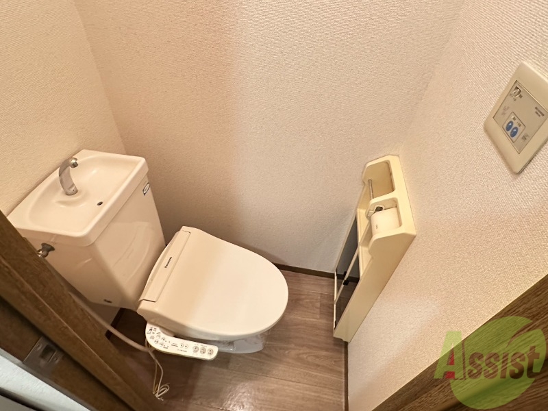 トイレ　温水洗浄便座の着いたトイレです。清潔感があります。