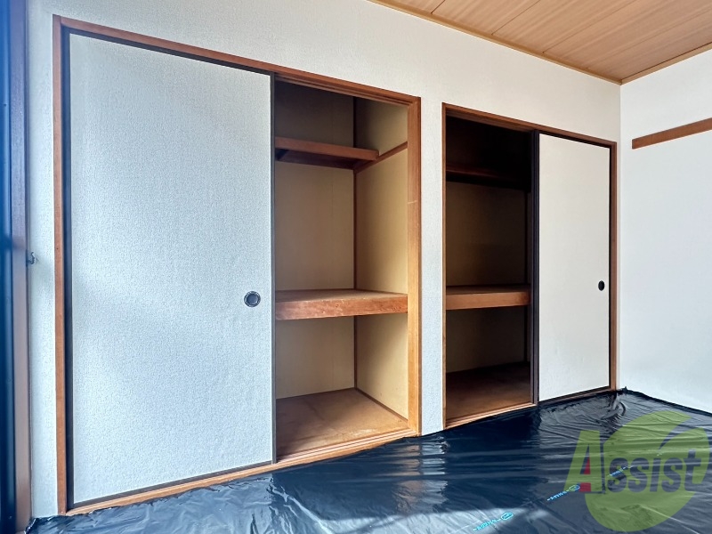 収納　和室にある２つの押入です。収納力があります。