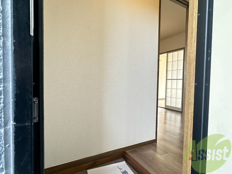 玄関　玄関はこんな感じです。ダイニングキッチンへ繋がります。