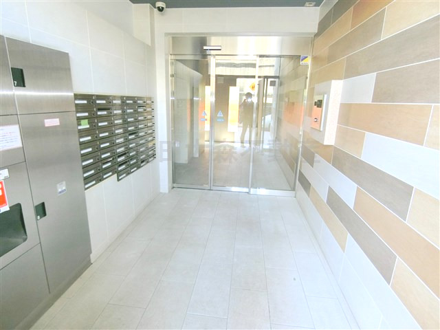 エントランス　防犯カメラにTVモニター付オートロック宅配BOXメールBOX