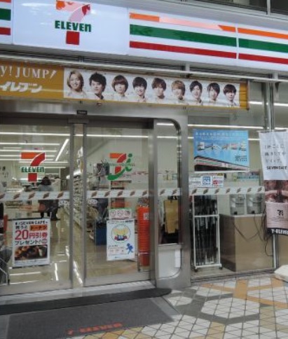 コンビニ　セブンイレブン（コンビニ）まで65m