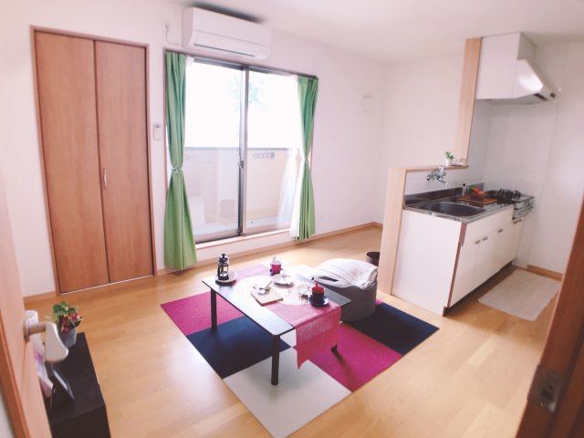 居室・リビング　広々と使える10帖のリビングルーム（反転タイプ）