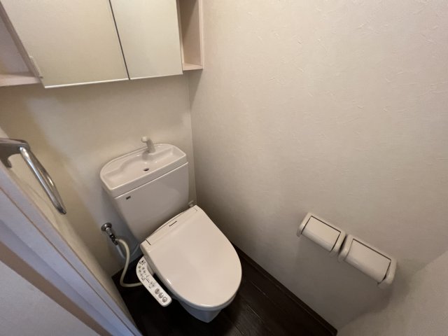トイレ　温水洗浄便座付きのトイレです♪