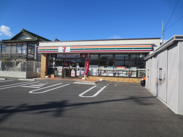 コンビニ　セブンイレブン（コンビニ）まで590m
