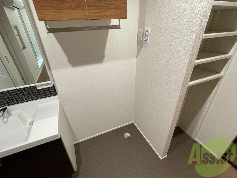その他設備　洗濯機置場は室内にあるのでもちろんいつでも洗濯可能です。