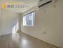 居室・リビング　日が差し込む明るいお部屋です。
