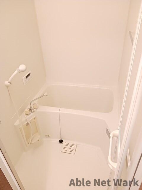 バス・シャワールーム　落ち着いた空間のお風呂です