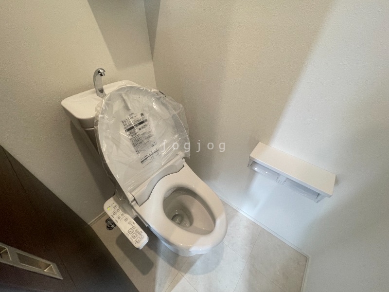 トイレ　温水洗浄便座付きのトイレとなっております。