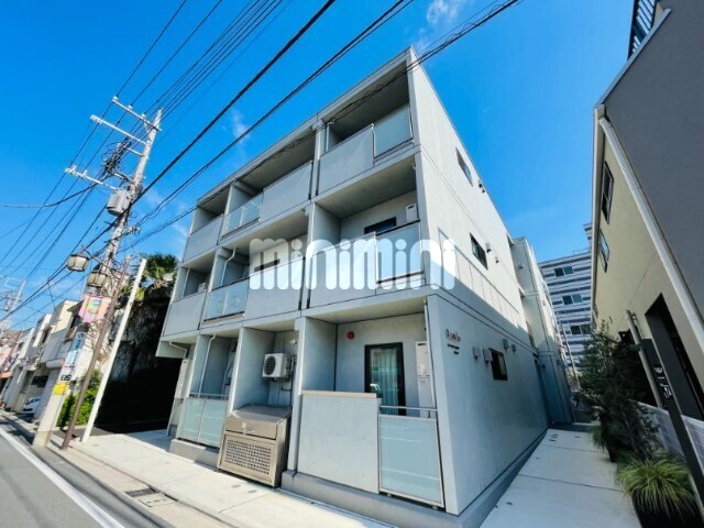 建物外観　バス通りを通って帰宅できます